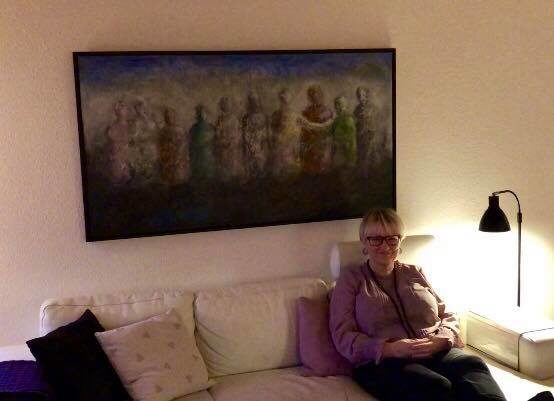 Mariannes billede på plads over sofaen - SIMONNE.DK